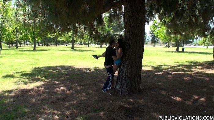 Пламенная парочка организовала потрахушки публично в парке у дерева