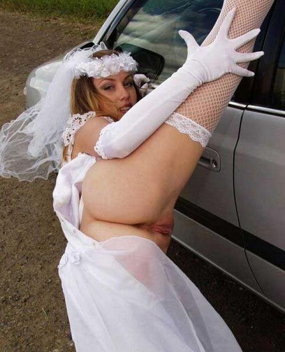 Невесты задрали платье и выставили напоказ дырочки
